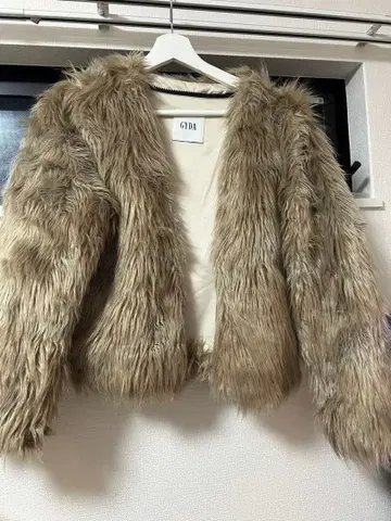 GYDA 베이지 퍼 숏 자켓