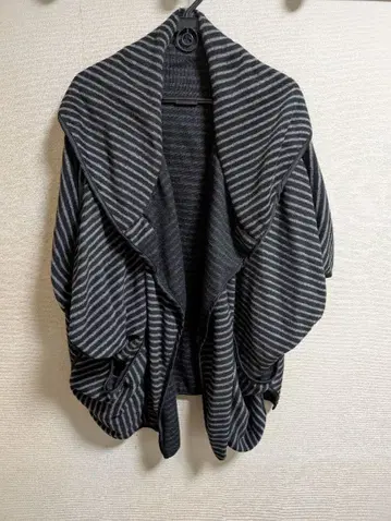 스트라이프 망토 블랙과 그레이