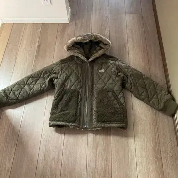 올리브색 퀼팅 자켓 후드 부착