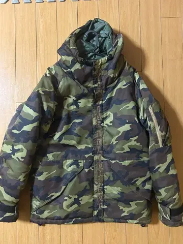 카모 패턴 후드 부착 다운 자켓