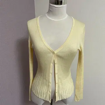 토카 리브 V넥 가디건 연한 옐로우 컬러