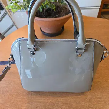 그레이쥬 새상품급 에나멜 핸드백