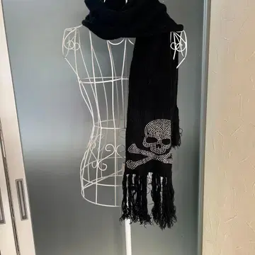 큐빅 스컬 디자인 머플러 블랙