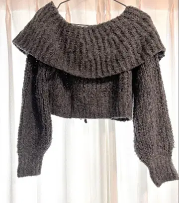 오프숄더 스나이델 숏 기장 긴팔 니트