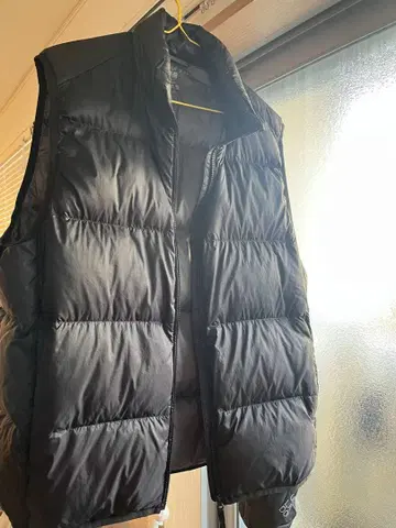 유니클로 울트라 라이트 다운 다운 베스트 XL 블랙 경량