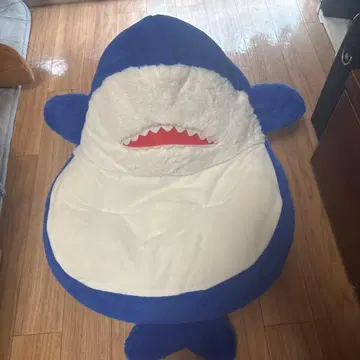 파란 상어 모양 쿠션