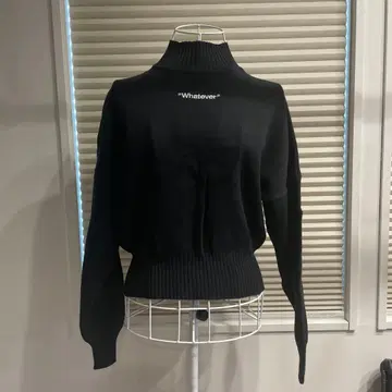 GYDA 블랙 터틀넥 스웨터 'Whatever'