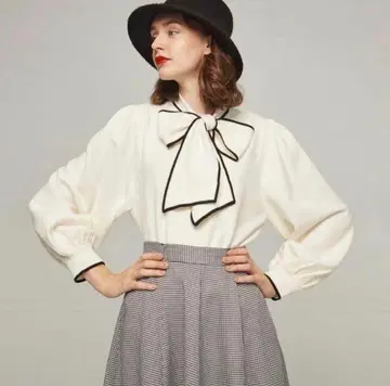 tnewties 화이트 스웨터 리본