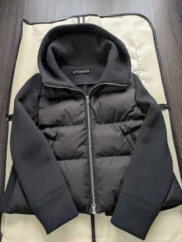 SYSORUS 후드 부착 블랙 다운 자켓 38