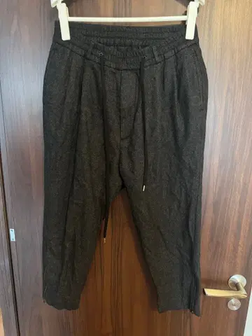 monkeytime 다크 그레이 슬랙스 밑단 지퍼