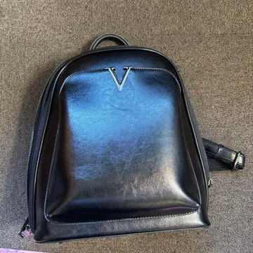 블랙 백팩 V자 로고 포함