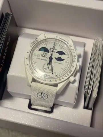 Swatch x OMEGA x Snoopy BIOCERAMIC Moon