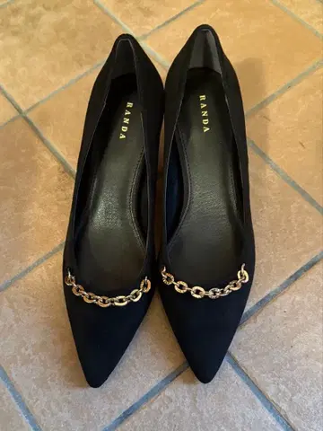 RANDA 체인 달린 스틸레토 플랫슈즈 블랙