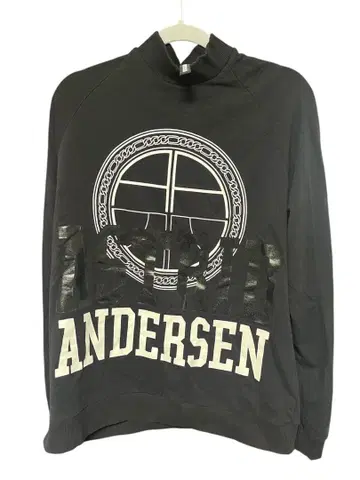 [ 새상품급 ] ASTRID ANDERSEN 블랙 하이넥 맨투맨