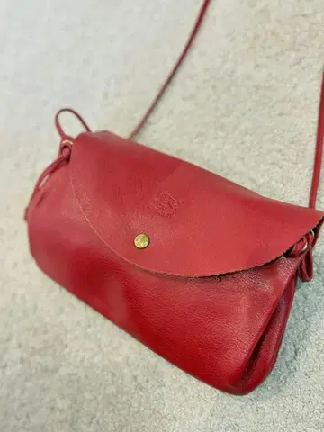 새상품급 [ 일비종떼 ] 숄더백 빨간색 올 가죽 플랩 로고 엠보