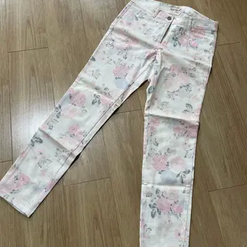 스트로베리 필드 꽃무늬 스키니 팬츠 화이트