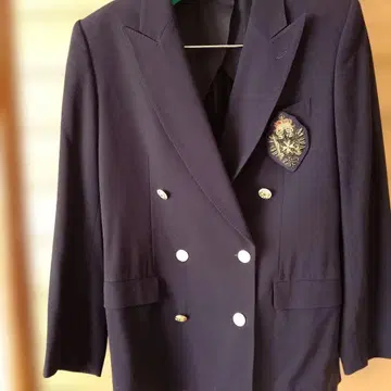 잉게보그 와펜이 특징인 다크 네이비 자켓