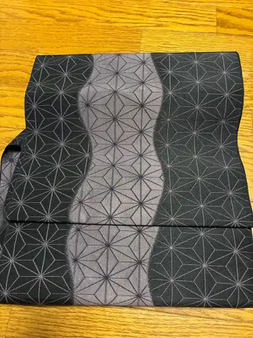 나고야 오비 블랙과 그레이의 기하학 패턴