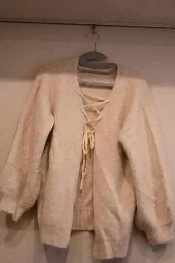 [ 새상품 ] apres jour clair 레이스업 니트 스웨터 크림색