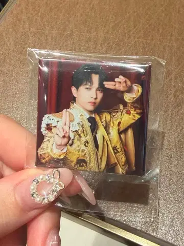 M!LK 한정판 캡슐 토이 스퀘어 캔뱃지 (요시다 진토)