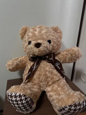 베이지색 하운드 투스 발 봉제 인형