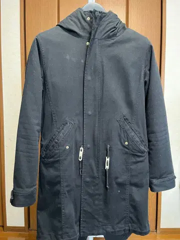 블랙 후드 부착 모즈 코트