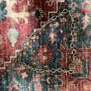 금속제 트위스트 디자인 목걸이