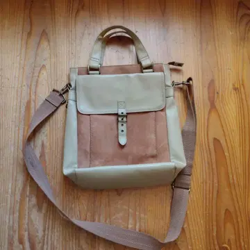 베이지와 브라운의 숄더백