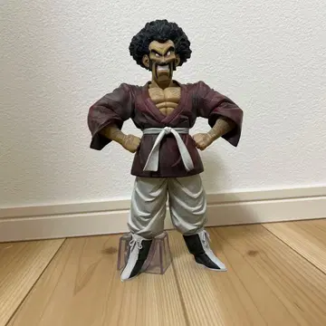 드래곤볼 피규어 빨간색과 흰색 의류