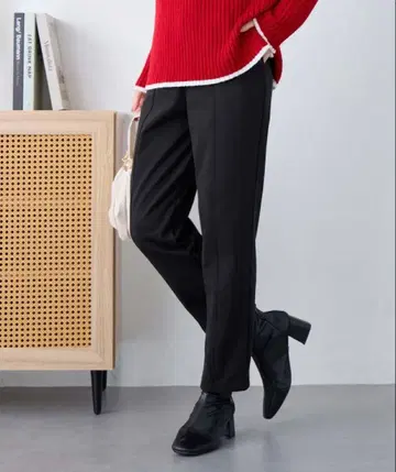 블랙 테이퍼드 팬츠