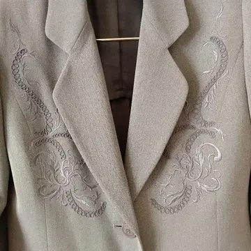 가슴의 자수가 인상적인 그레이 무지 자켓