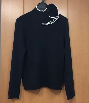 엠즈 그레이시 프릴 장식 블랙 니트