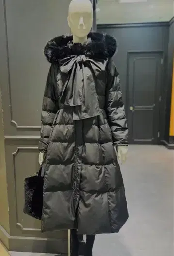 CELFORD 후드리본 롱다운 코트