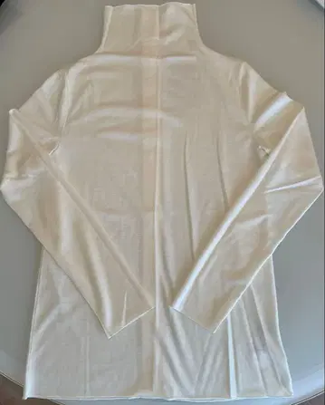 ADORE 하이넥 긴팔 T셔츠 M 사이즈 화이트