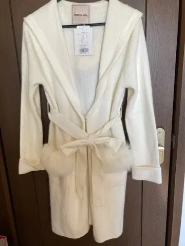 Apuweiser-riche 화이트 후드 부착 롱 코트