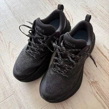 호카 본드 3 블랙 스니커즈