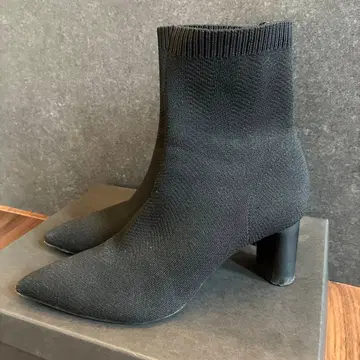 ZARA 블랙 니트 스틸레토 부티