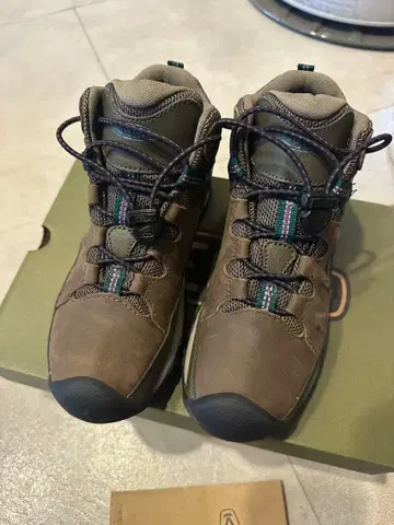 KEEN 등산화 브라운