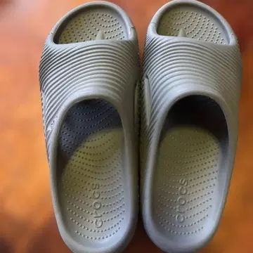 crocs 그레이 샌들 사이즈 9