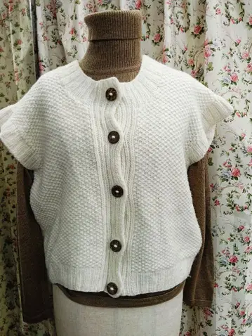 에스테르 페루산 화이트 니트 베스트 버튼 포함 케이블 짜임