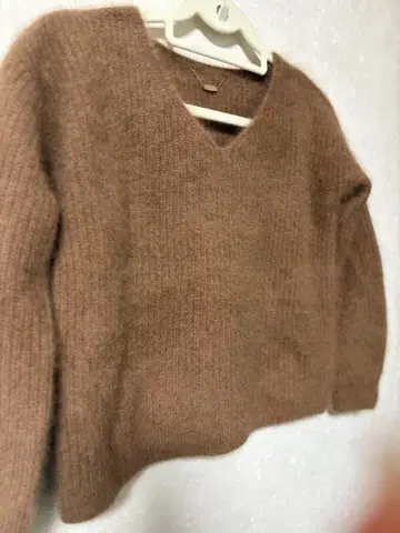 알리시아 복슬복슬 페릿 브라운 V넥 스웨터 긴팔