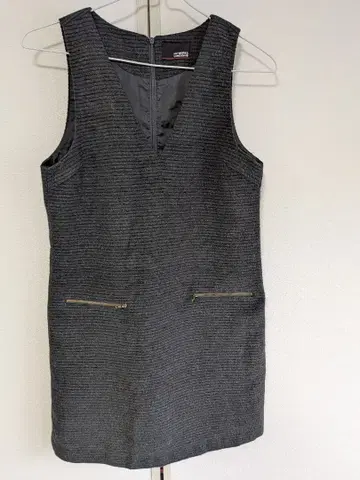 다크 그레이 V넥 오버롤 스커트