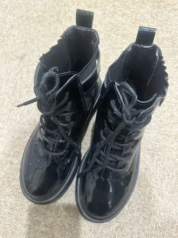 레이스업 블랙 통굽 부츠