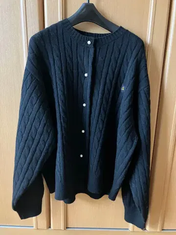 이번 시즌 신상 미사용 새상품 블랑 울 혼방 펄 버튼 가디건