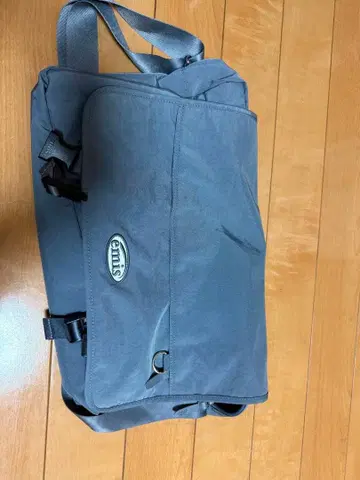 emis 그레이 숄더백