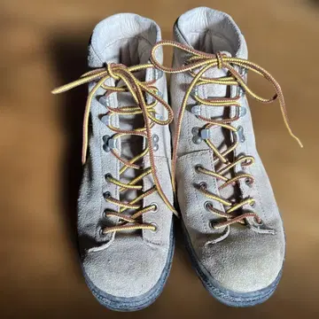 베이지 스웨이드 하이컷 부츠