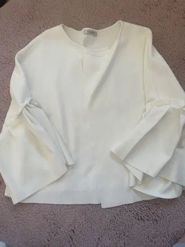 ADORE 플레어 슬리브 화이트 상의