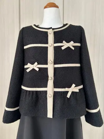 유니버셜 뮤즈 그로그랭 리본 포함 노카라 자켓
