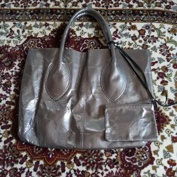 미사용 새상품 메탈릭 그레이 토트백 파우치 포함