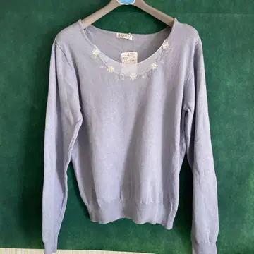 엑시즈팜 옅은 블루 자수 라운드넥 스웨터 M 사이즈, 라벨 포함